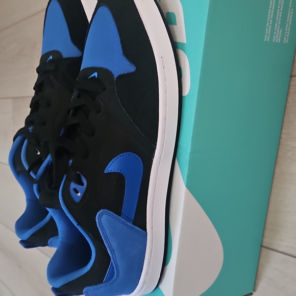 Nike Black and Blue Sneakers Size 11 Mens Shoes - Picture 5 of 6